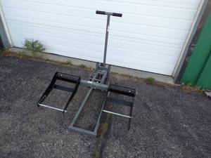 lot 228 image: Lawn Mower Lift