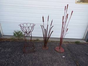 lot 229 image: Garden Dcor and Planter Holder
