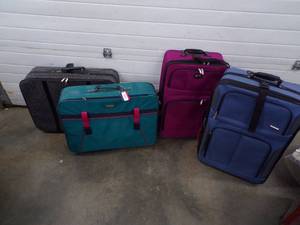lot 231 image: 4 Suitcases