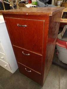 lot 243 image: Wood 3 Drawer Dresser