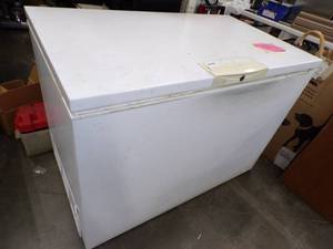lot 252 image: Chest Freezer with Key