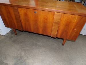 lot 253 image: Cedar Chest with Key