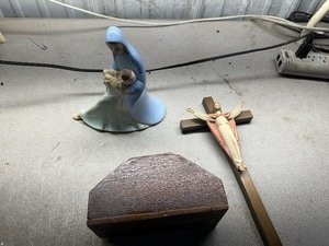 lot 27 image: Mary and Baby Jesus Ceramic Statue, Jesus Cross and Wooden Napkin Holder