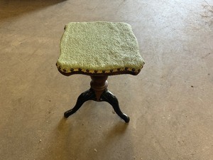 lot 30 image: Vintage Adjustable PianoOrgan Stool