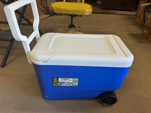 lot 78 image: Igloo Rolling Cooler (38 Quart)