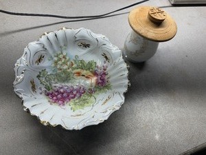 lot 140 image: Serving Bowl - Made in Germany and Asian Pot with Lid