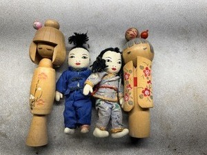lot 98 image: Vintage Asian Dolls