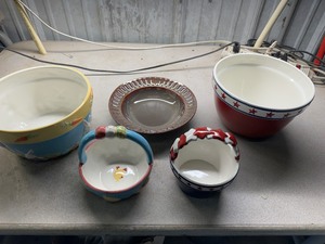 lot 106 image: Holiday Serving Bowls - Easter and Fourth of July