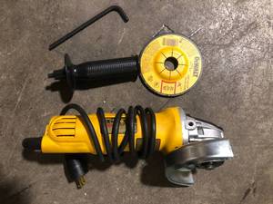 DEWALT 7 Amp 4.5 in. Small Corded Angle Grinder with 1-Touch Guard Customer Returns See Pictures
