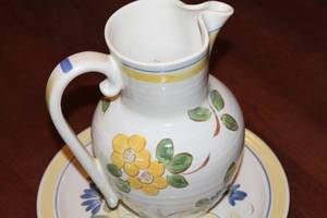 lot 40 image: Vintage Handpainted Ceramic Pitcher and Basin Set