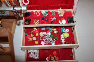 lot 59 image: Extensive Lot of Costume Jewelry Necklaces, Earrings, and Bracelets