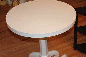 lot 110 image: Lot of 2 Side Tables - Round White and Half-Moon Black