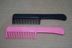 lot 13 image: 2 Hair Comb Knives