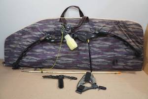 lot 35 image: Pearson XL Apache Warrior Compound Bow with Bow Fishing Set-up