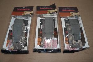 lot 76 image: 3 Blackhawk Single Pistol Magazine Pouches with Speed Clips