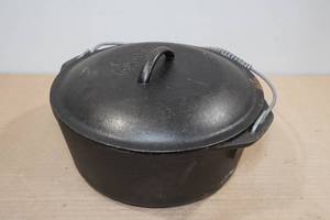 lot 138 image: Lodge 10.25Q Cast Iron Pot with Lid
