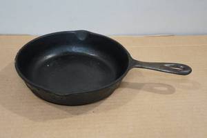 lot 140 image: No. 5 Cast Iron Skillet