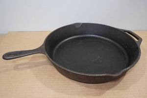 lot 142 image: Lodge Cast Iron Skillet