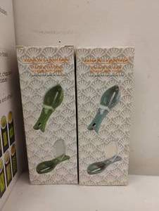 lot 8 image: NEW VEGETABLE CHOPPER, 2 FRUIT PEELER AND 2 FISH SCALE SCRAPER WITH COVER