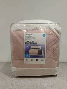 lot 94 image: NEW ROOM ESSENTIALS REVERSIBLE MICROFIBER COMFORTER SET SIZE QUEEN