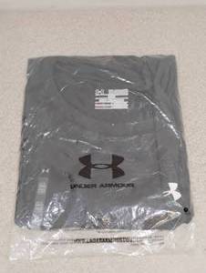 lot 102 image: NEW UNDER ARMOUR LOOSE FIT HEAT GEAR SHORT SLEEVE SHIRT 2XL