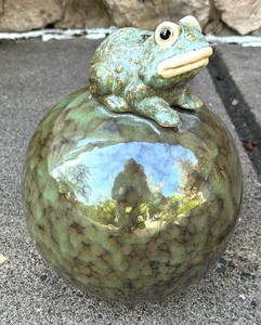 lot 25 image: Decorative Frog Figurine
