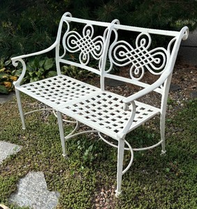 lot 14 image: Lovely White Metal Bench