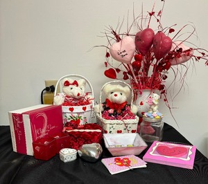 lot 101 image: Festive Valentines Grouping