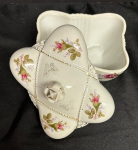 lot 61A image: Pretty Vintage Porcelain Dresser Box