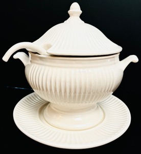 lot 159 image: Vintage Gorgeous California Pottery Tureen