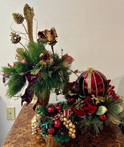 lot 258 image: Three Holiday Centerpieces