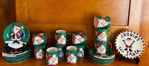 lot 263 image: Fun Christmas Dishes
