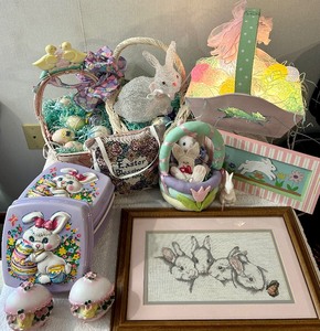 lot 266 image: Fun Easter Decorative Items