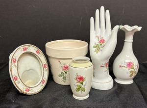 lot 182 image: Pretty Pink Vintage Rose Floral Decor