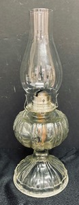 lot 188 image: Lovely Vintage Oil Lamp