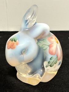 lot 214 image: Vintage Hand Painted Glass Bunny Fenton Figurine