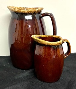 lot 228 image: Two Vintage Hull Pottery Pitchers