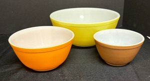 lot 304 image: Vintage Pyrex Nesting Bowls