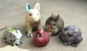 lot 328 image: Adorable Yard Decor
