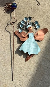 lot 332 image: Delightful Yard Decor