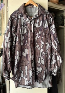 lot 422 image: Cabelas Long Sleeve Camouflage Size Large Shirt