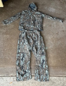 lot 423 image: Cabelas Camouflage Tree Bark Pants and Jacket Set