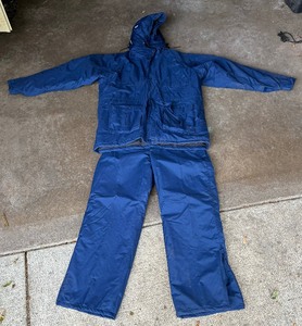 lot 424 image: Cabelas Snow Pants and Jacket Set