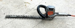 lot 432 image: Black & Decker 16 Deluxe Double Edge Shrub and Hedge Trimmer 8120