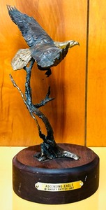lot 283 image: Beautiful Figurine with Base Ascending Eagle Harvey Rattey 1987