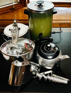 lot 287 image: Kitchenware  Large Coffee Maker, Tea Pot and Squeezo Strainer