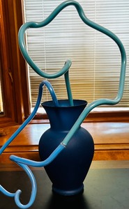 lot 293 image: Unique Blue Vase with Blue LED Lights Incorporated in the Vase