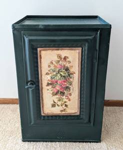 lot 41 image: Small Vintage Painted Metal Pie  Kitchen Box