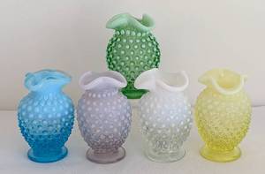 lot 43 image: Five Vintage Fenton Hobnail Bud Vases