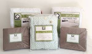 lot 64A image: Living Quarters New Twin Size Bed Linens